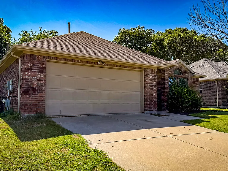 2151 Oakridge Dr — Photo 2