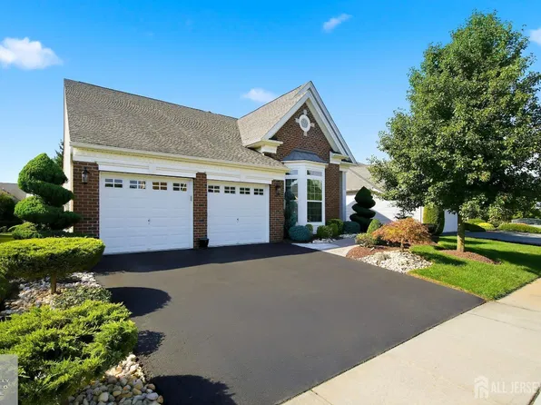 203 Tournament Dr, Monroe Township, NJ 08831