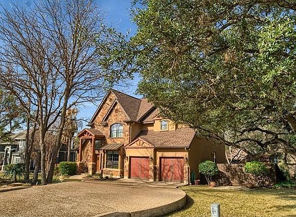 Situated only two blocks from Lake Austin and boat ramp!