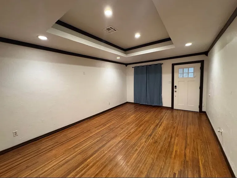 1109 N Redbud Dr — Photo 2