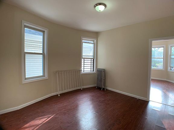 4th image of 526 Sanford Ave #2A