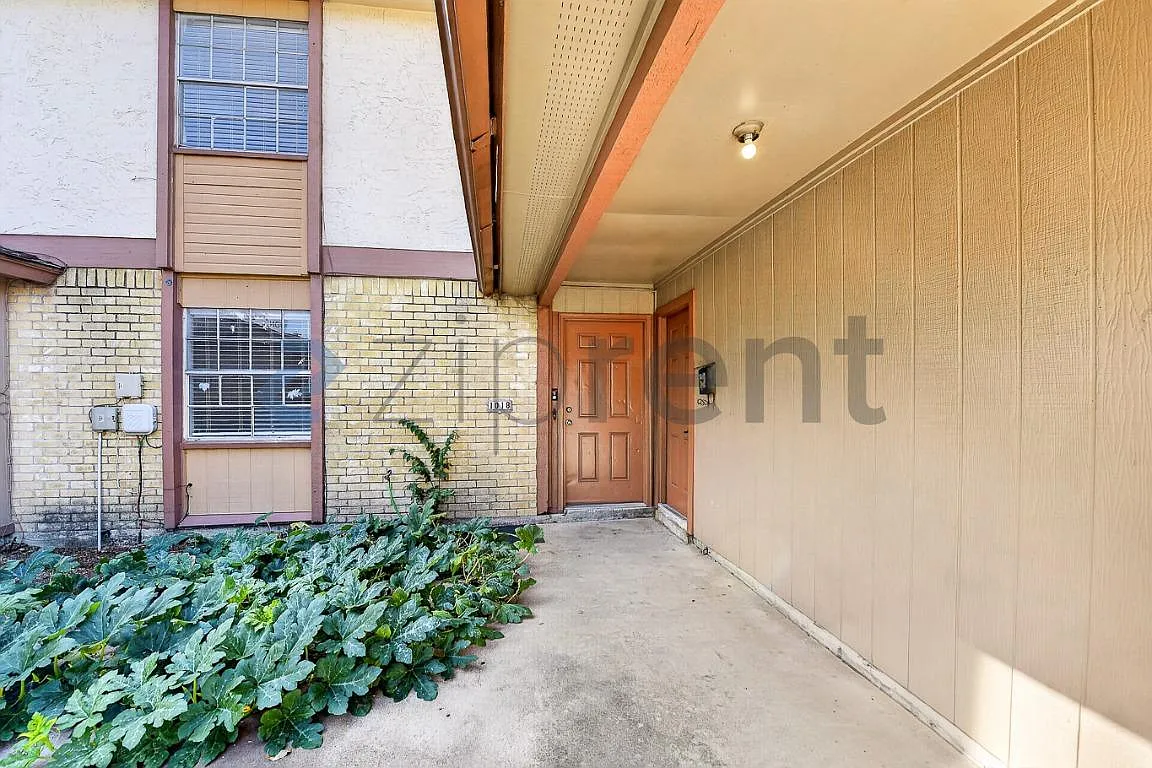 3 bed, 2.5 bath, 1240 sqft, $2,100 — Photo 3