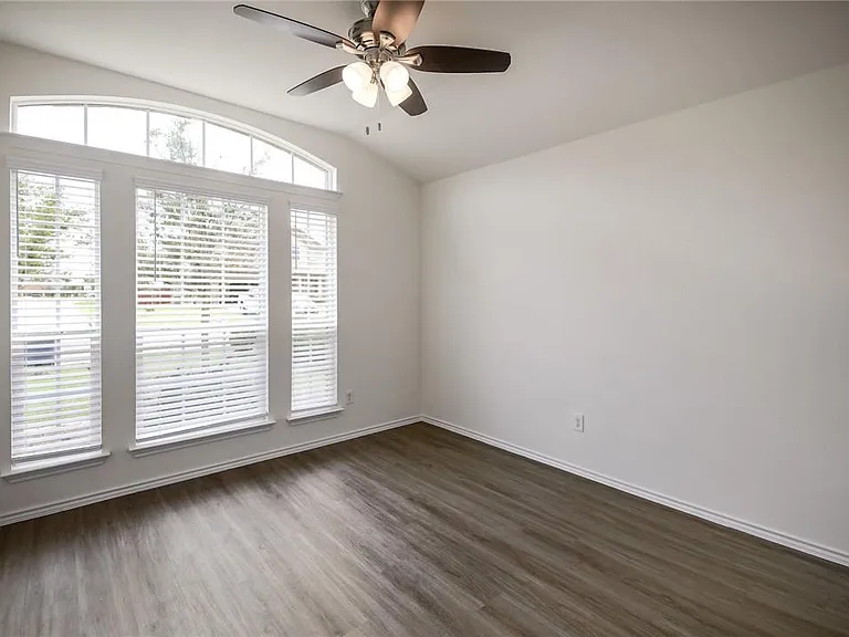 137 Langtry Ln — Photo 24