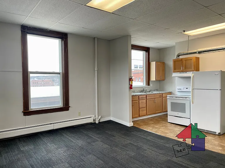 180 N Main St — Photo 1