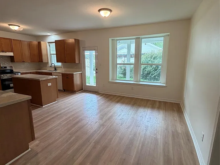 11 Lords Cir — Photo 4