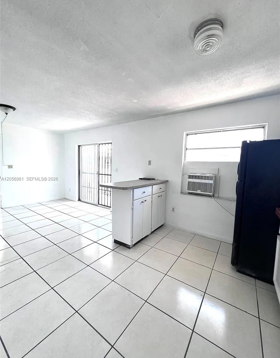 2 bed, 1.0 bath, $1,600 — Photo 4