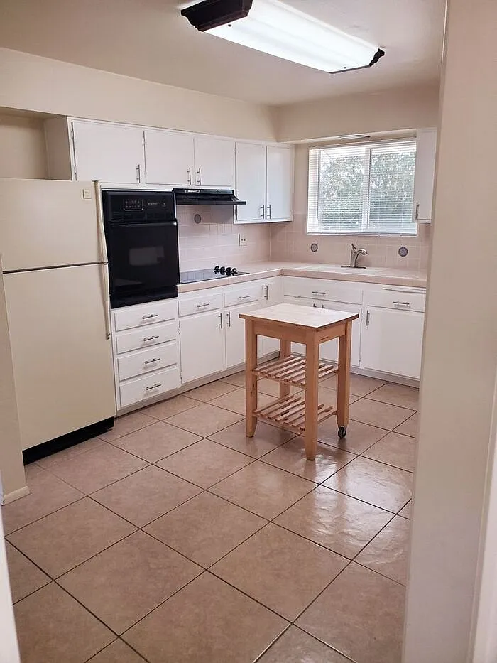 2 bed, 1.0 bath, 984 sqft, $1,425 — Photo 2