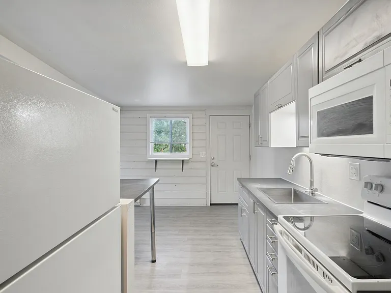 135 E 2nd St — Photo 4