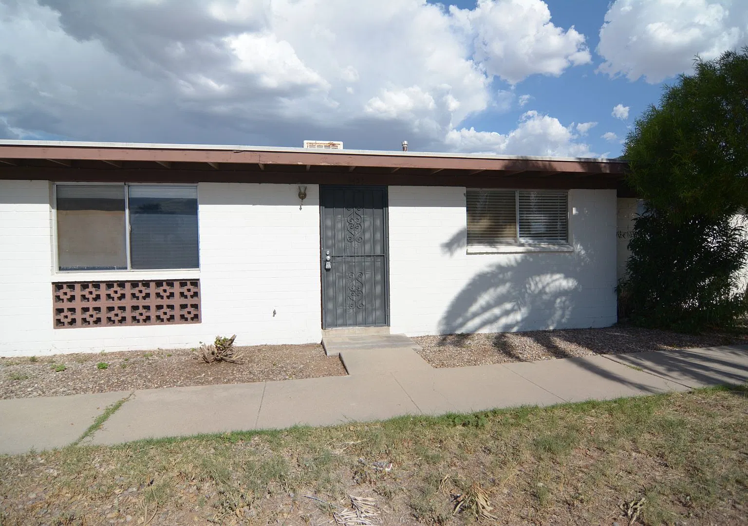 Charming 2 Bedroom 1 Bath Townhouse! East Tucson Location! — Photo 1