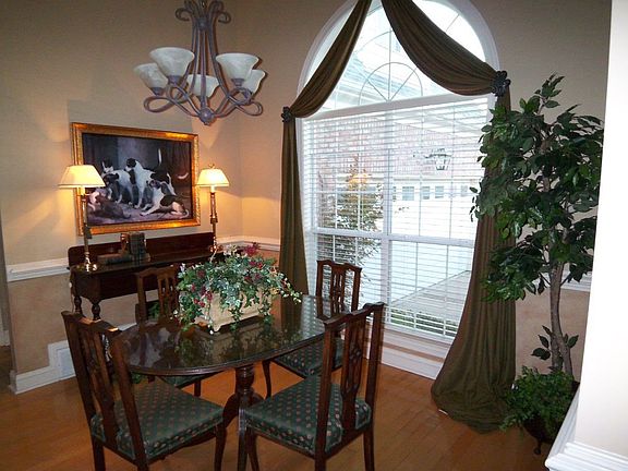 4th image of 929 Nesting Wood Cres E