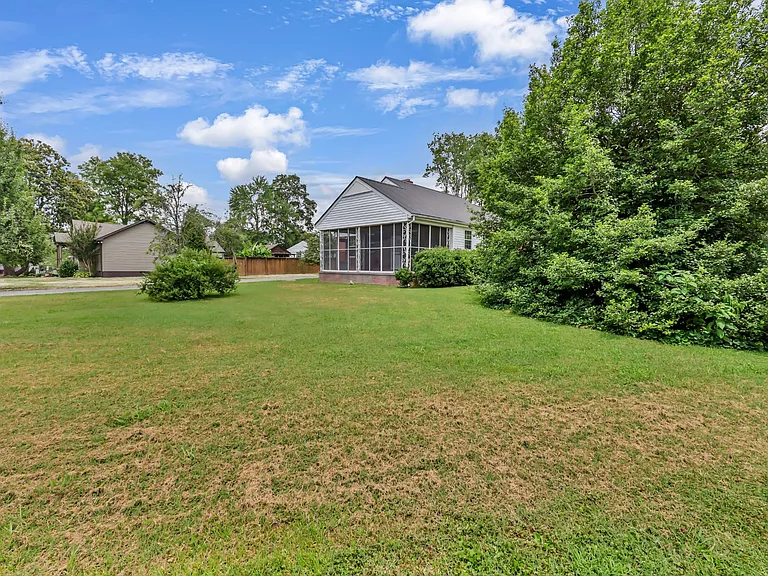 217 E Meadow Cir — Photo 5