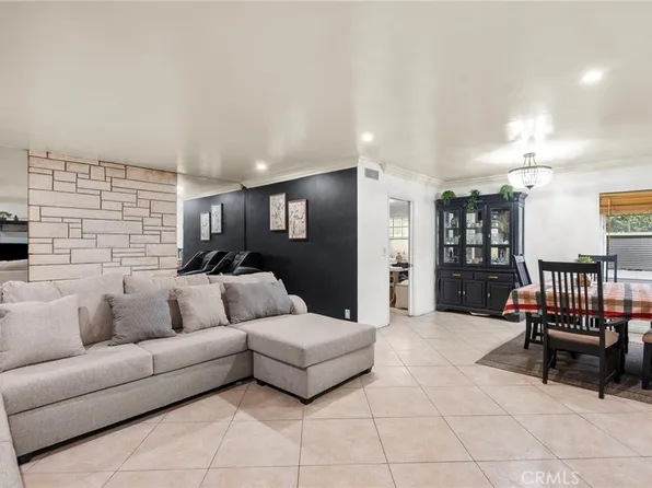 9253 Hayvenhurst Ave, North Hills, CA 91343