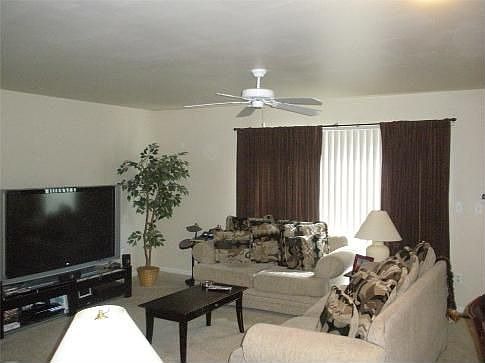 GREAT RM W/DOOR-WALL TO DECK