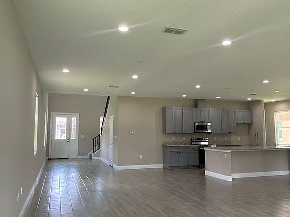 3rd image of 6557 Taxiway Cir