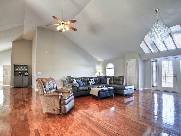 3rd image of 807 W Thompson Ln