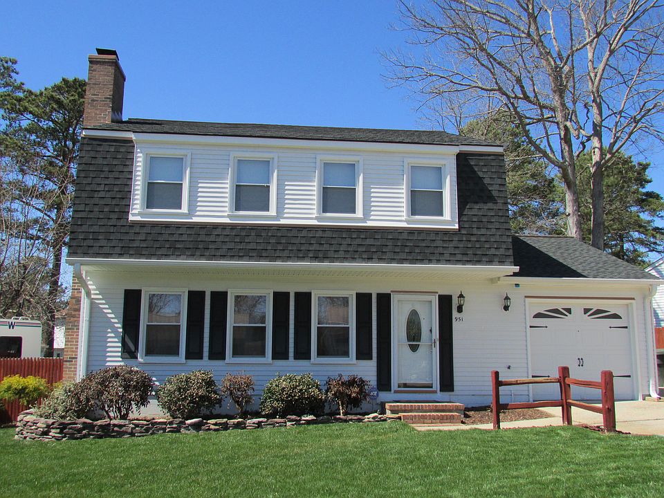 1st image of 951 Red Oak Cir