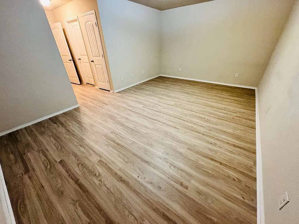 3 bed, 2000 sqft, $1,999 — Photo 3