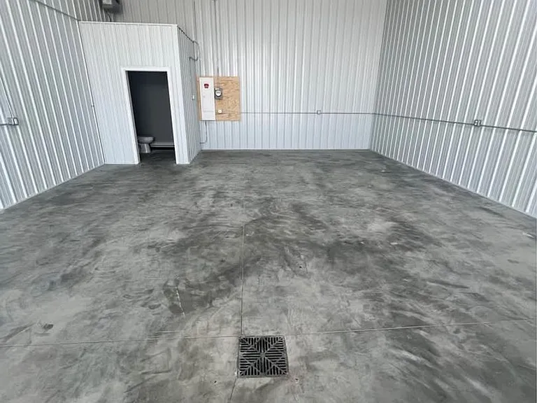 515 Enterprise St N — Photo 3
