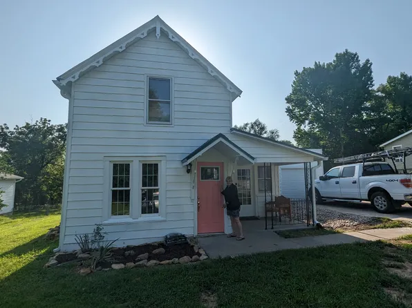 1017 N 10th St, Atchison, KS 66002