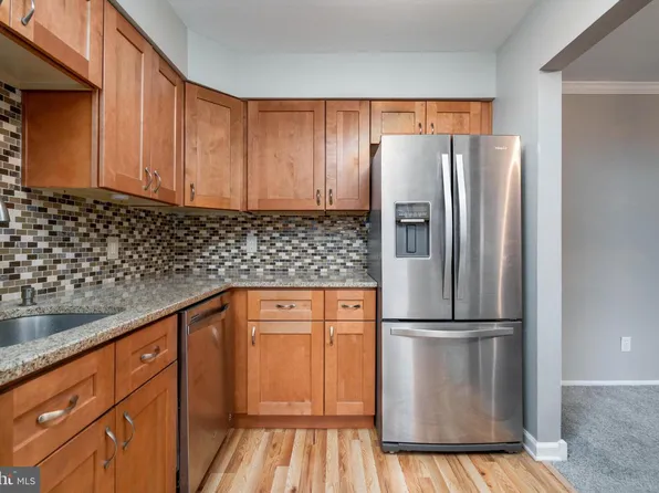 902 Garnet Dr, Burlington, NJ 08016