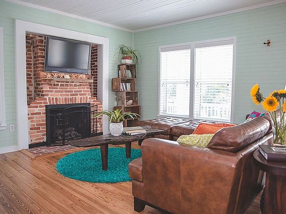 5th image of 109 Demotte Ave