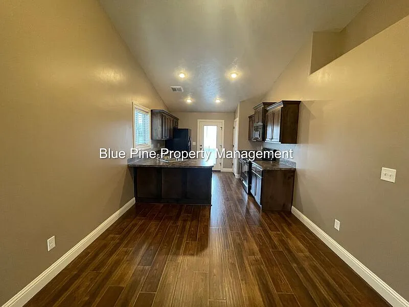 3 bed, 2.0 bath, 2570 sqft, $2,000 — Photo 4
