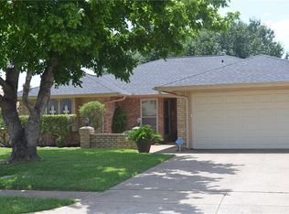 200 Almond Ln, Euless, TX 76039