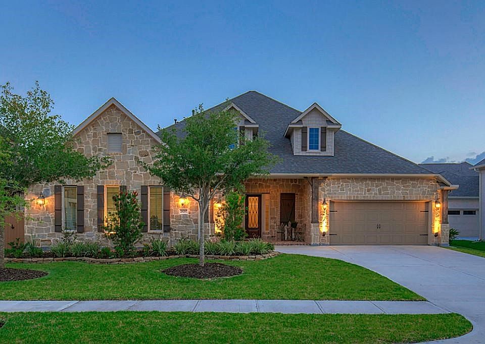 Welcome home to this pristine ,better than new, 4 bedrm,3 bath culdesac  Village beauty !