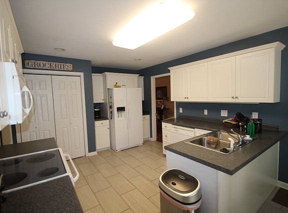 3rd image of 953 Emily Ln
