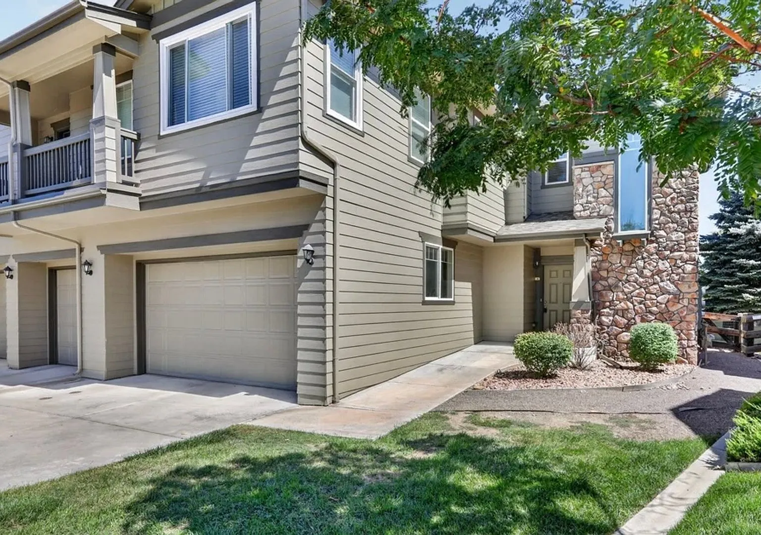 Absolutely immaculate and charming 3-bedroom, 3- bathroom townhome — Photo 2
