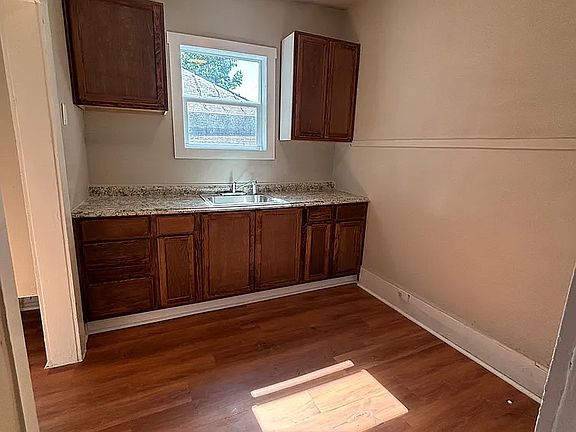 5th image of 1126 Essex