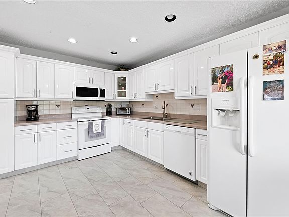 4th image of 1621 NW 20th Avenue #203