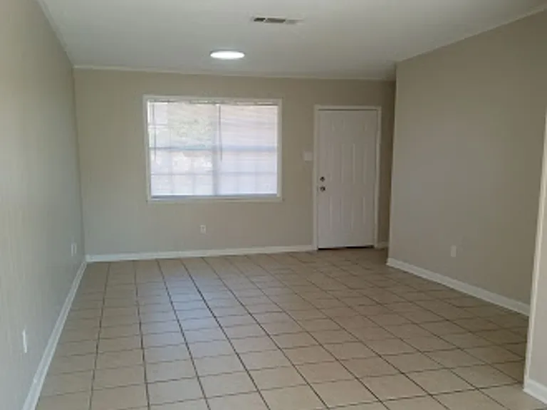 425 Wilson Ln — Photo 8