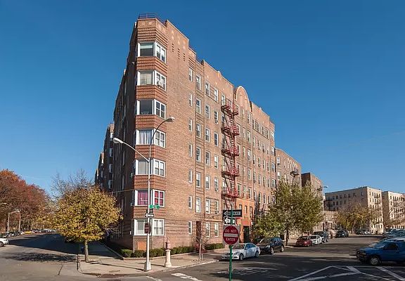 3rd image of 601 Pelham Pkwy N APT 510