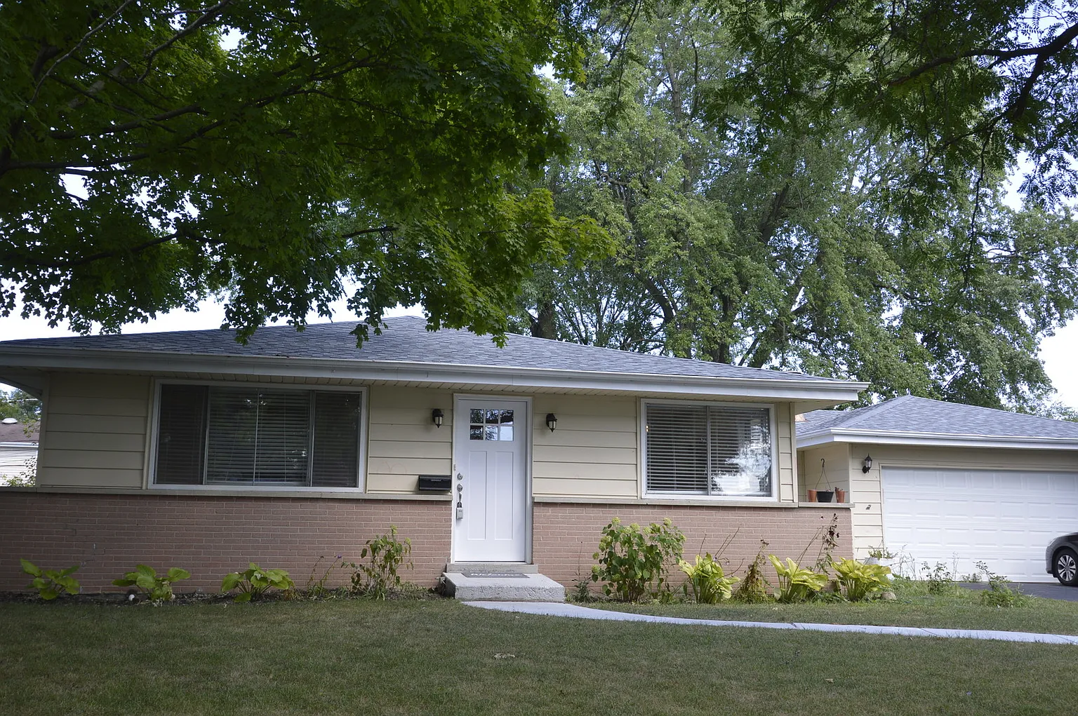 1103 Longmeadow Dr photo 1