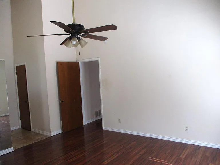 203 Yorkshire Ct — Photo 18