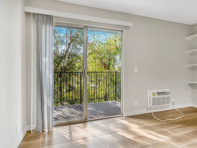 Oxnard Terrace — Photo 16