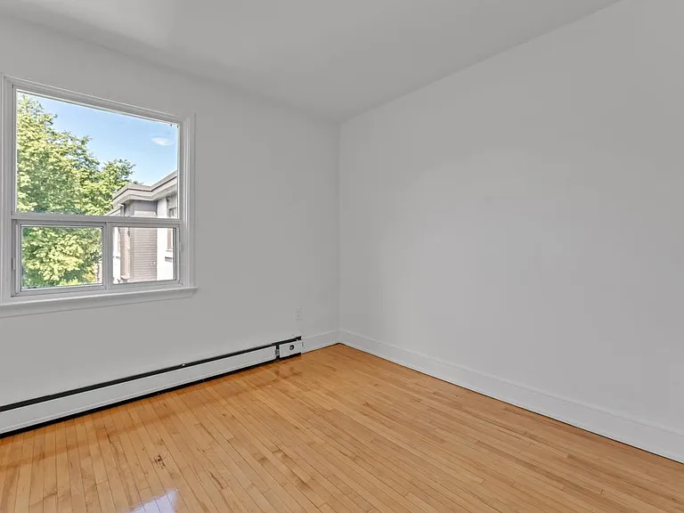 389 Yonge St — Photo 20