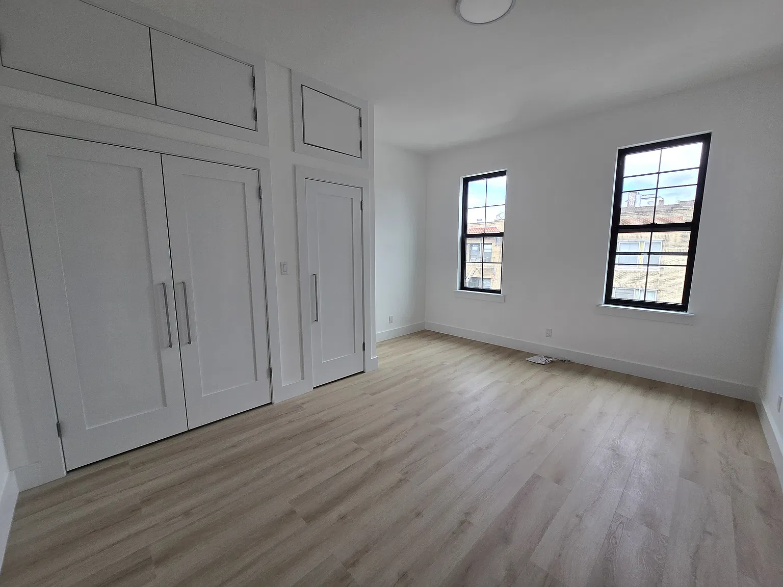 43-18 Broadway — Photo 3