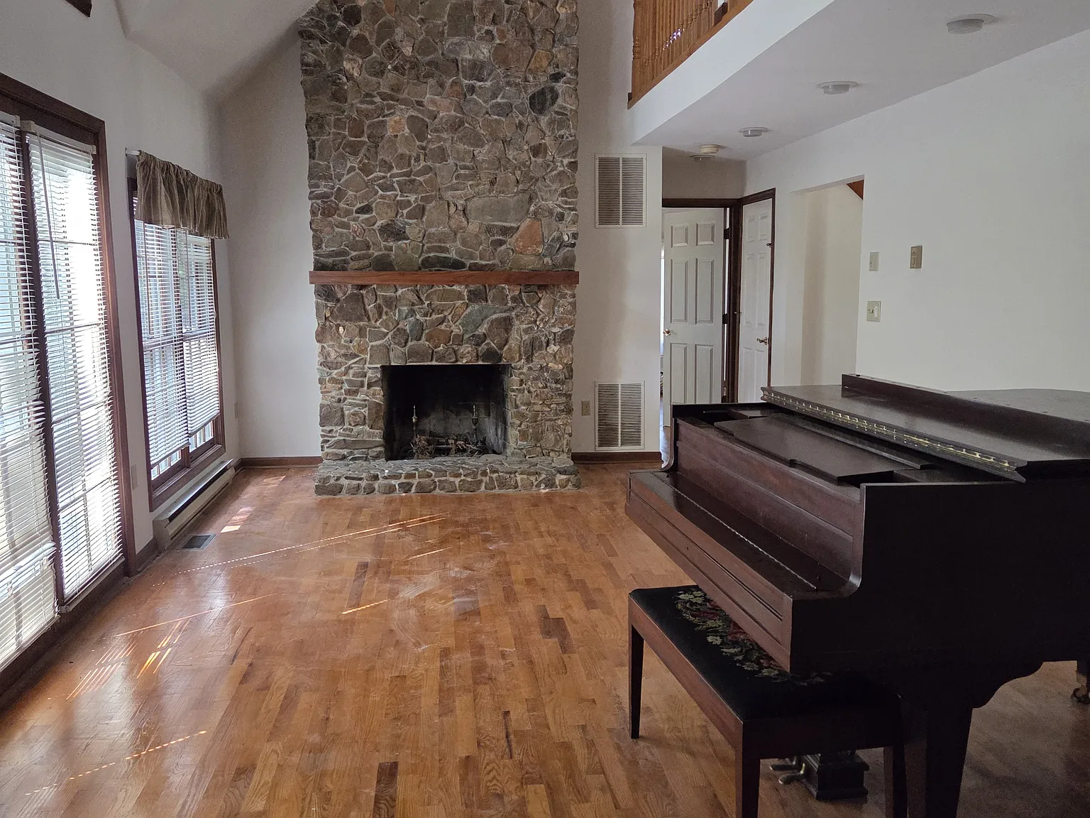 5 bed, 3200 sqft, $3,500 — Photo 3