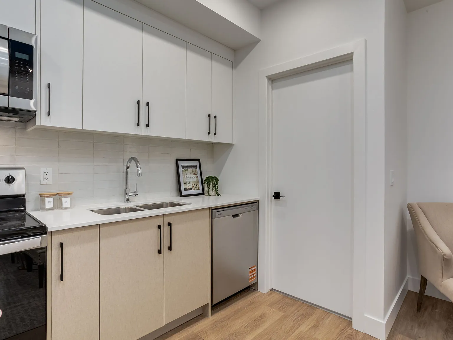 2825 17 Street Southwest Calgary — Photo 2