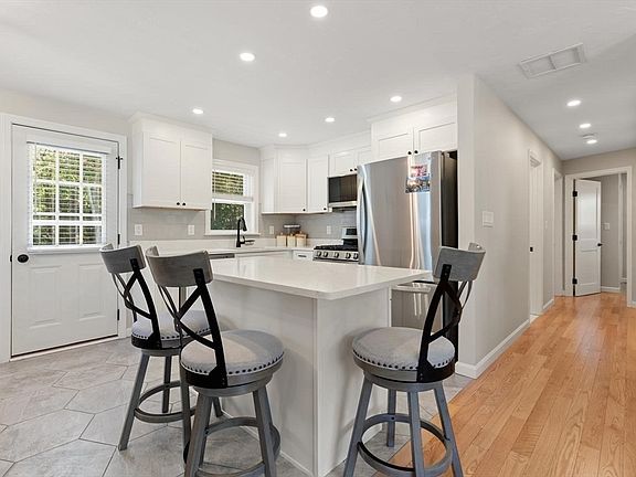 4th image of 43 Newport Dr