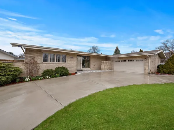 8738 Hillside Dr, Hickory Hills, IL 60457