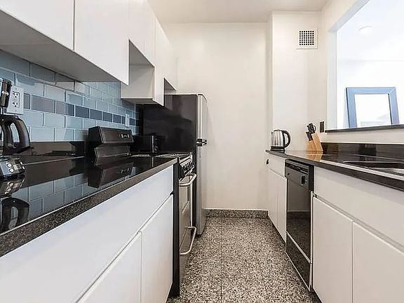 4th image of 213 E 37th St #6D