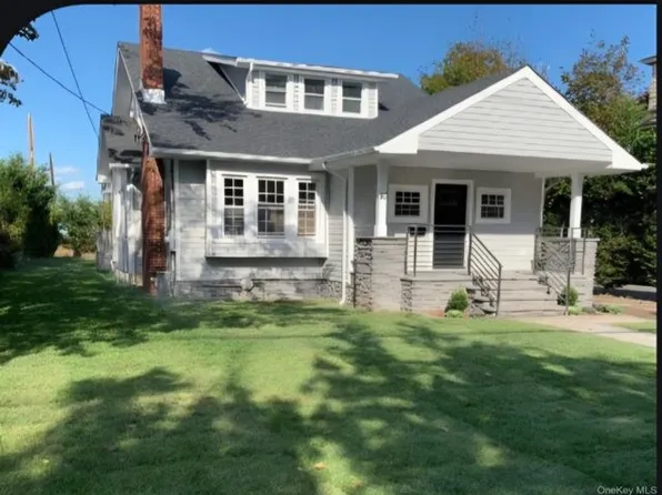 16 Trinity Pl, Hewlett, NY 11557