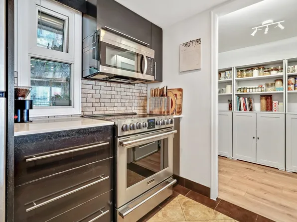 183 Keefer Pl #306, Vancouver, BC V6B 6B9