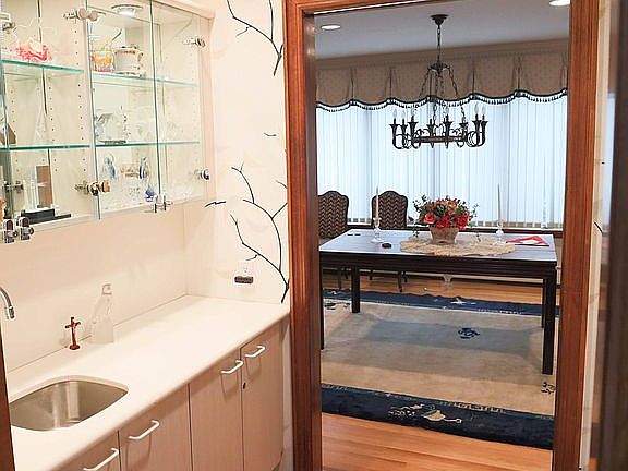 Wet bar/butler's station 