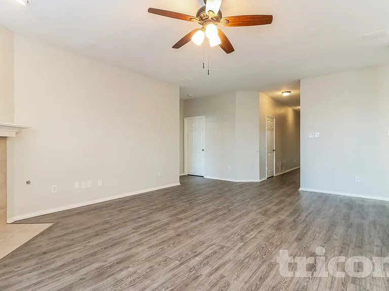 716 Kentucky Derby Ln — Photo 2