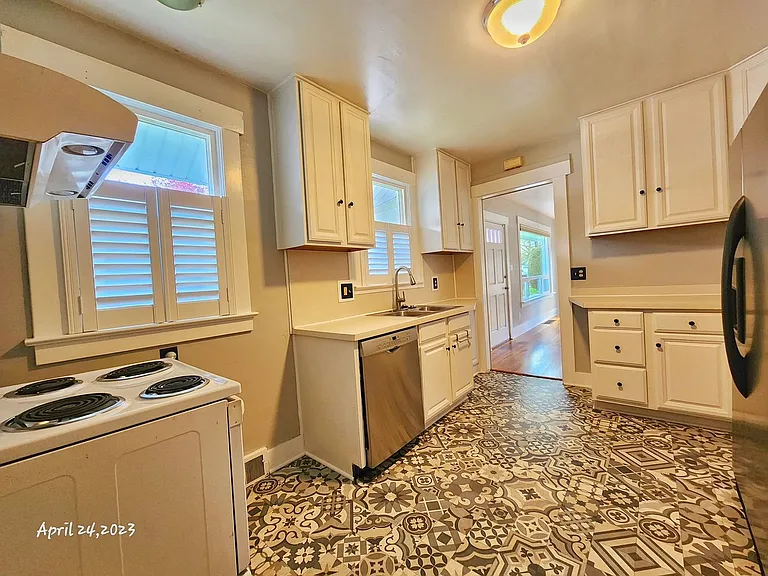 7517 Brooklyn Ave NE — Photo 11
