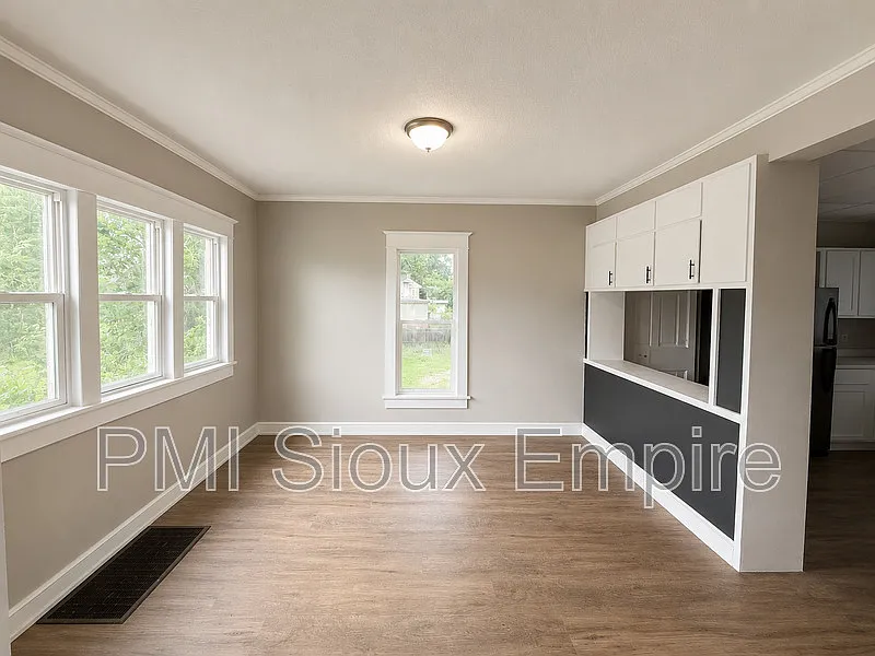 5 bed, 2.0 bath, 1600 sqft, $1,595 — Photo 2